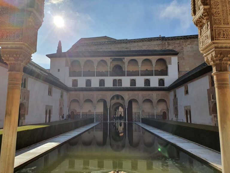 Fotografía del Patio de los Arrayanes en la Alhambra de Granada
