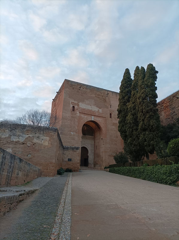 Torre de la Justicia insertada en la Puerta de la Justicia de la Alhambra