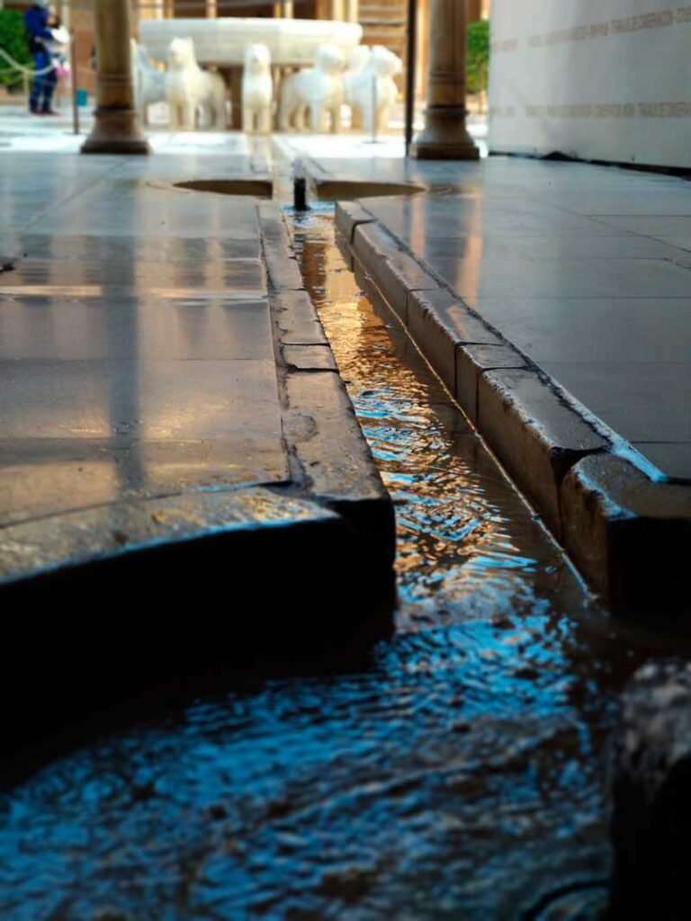 Canal de agua del Patio de los Leones de la Alhambra