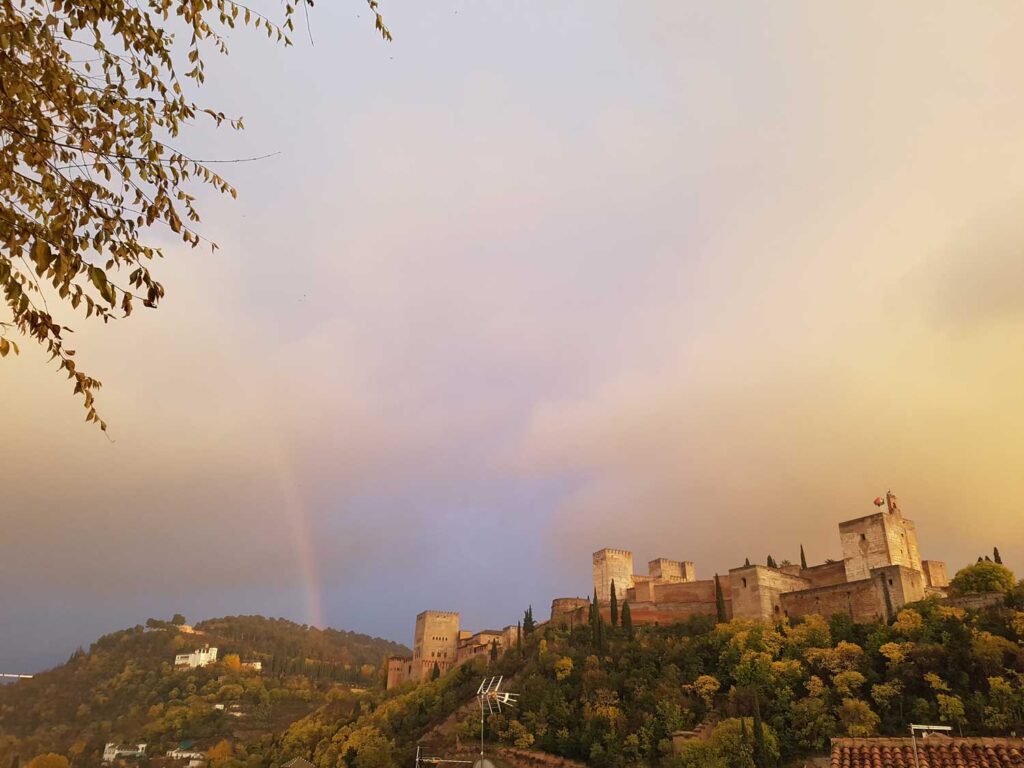 Vista de la Alhambra con arcoíris al fondo