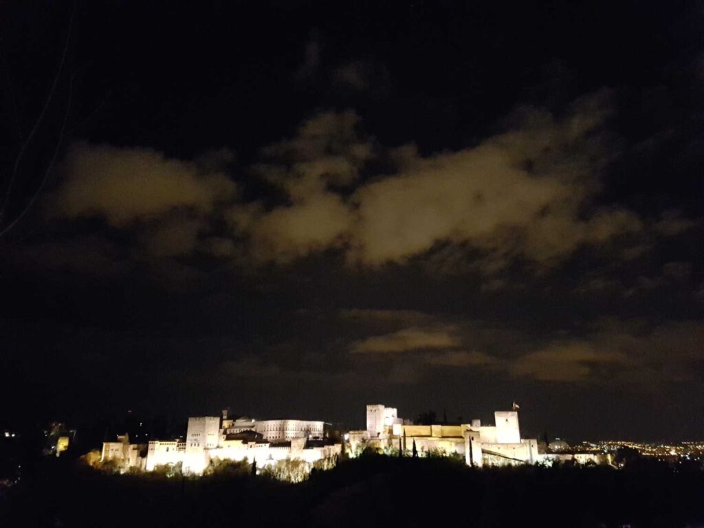 Imagen de la Alhambra de Granada iluminada de noche