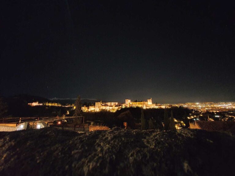 Alhambra y Granada iluminadas de noche desde el Mirador de San Nicolás