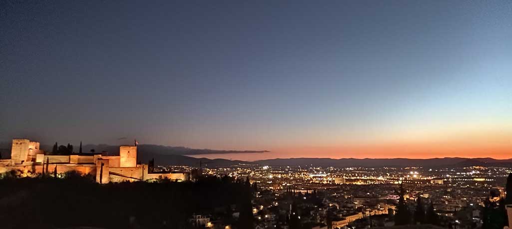 Panorámica de la Alhambra y Granada iluminadas de noche