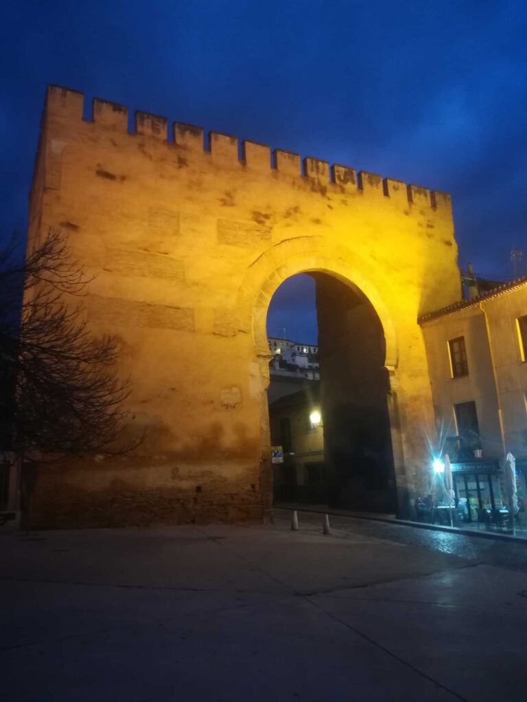 Arco de Elvira de Granada de noche
