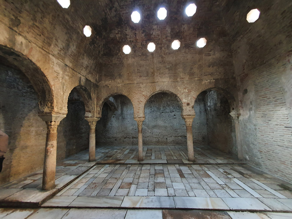 Sala caliente del Bañuelo, baños árabes del siglo XI en Granada