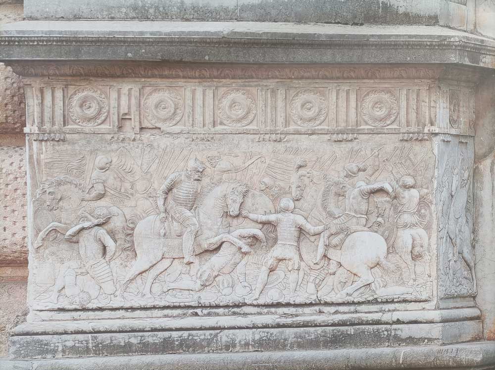 Basamento de las columnas de la portada principal del Palacio de Carlos V donde aparece escenas de la batalla de Mühlberg
