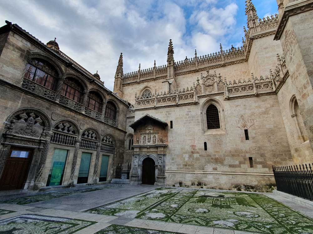 Entrada de la Capilla Real de Granada