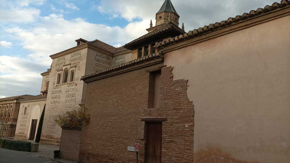 Casa nazarí junto al baño de la mezquita en la Alhambra de Granada