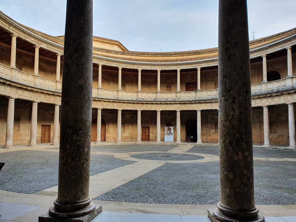 Columnas del patio del Palacio de Carlos V en Granada