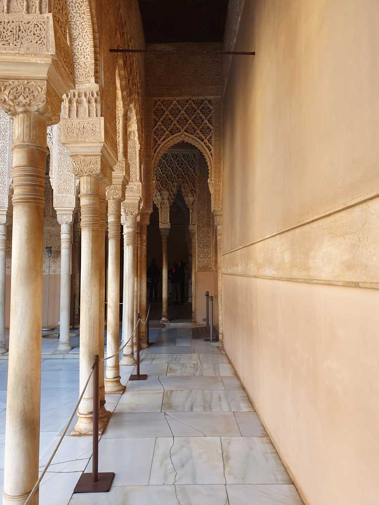Columnas del Patio de los Leones de la Alhambra de Granada