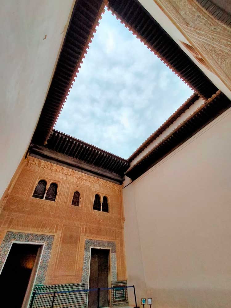 Fachada de Comares en el Cuarto Dorado. Alhambra de Granada
