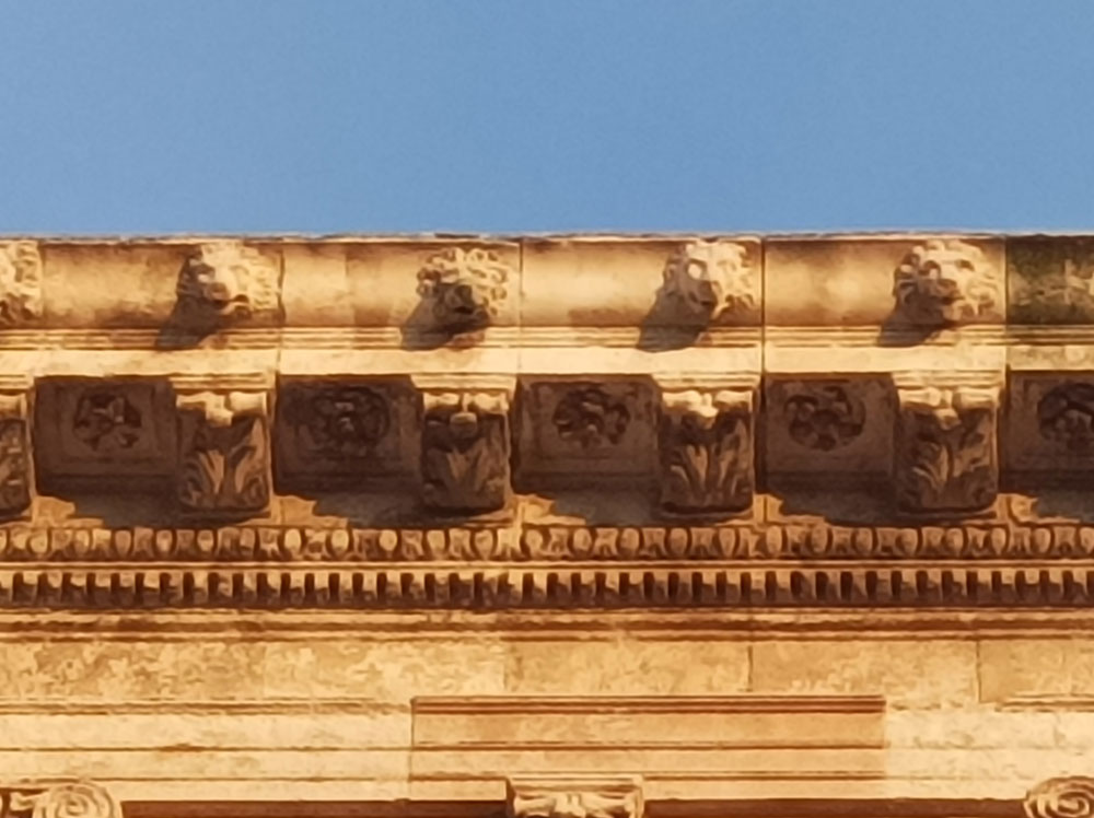 Cabezas de leones en la cornisa del Palacio de Carlos V en Granada