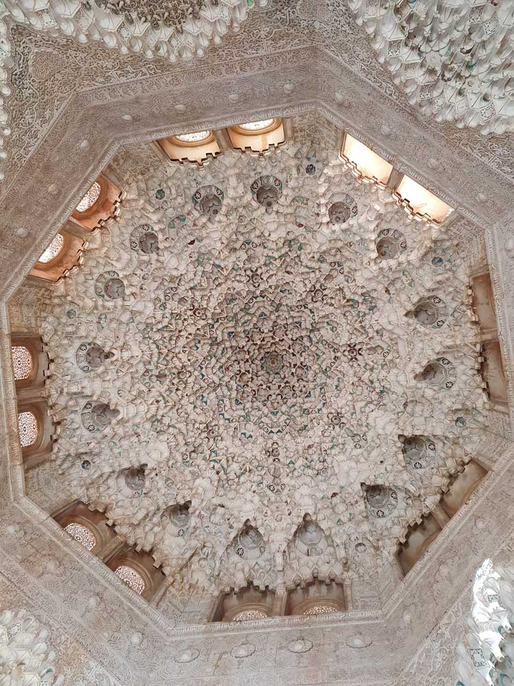 Techo de la Sala de las Dos Hermanas en la Alhambra