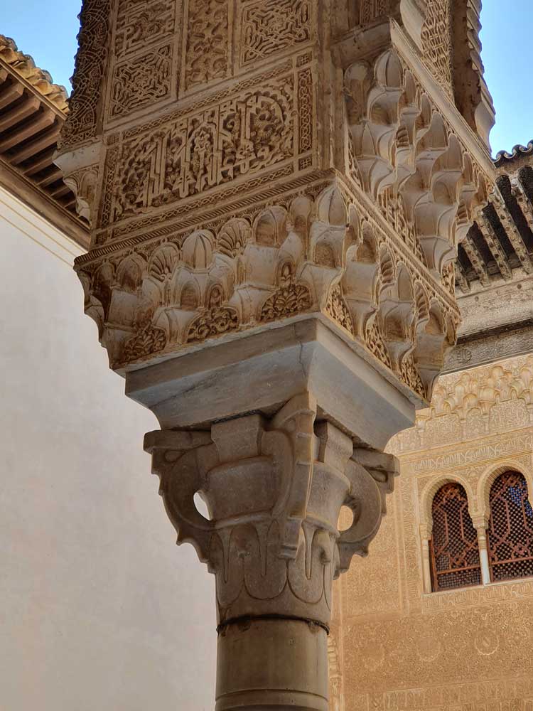 Columna del Cuarto Dorado de la Alhambra