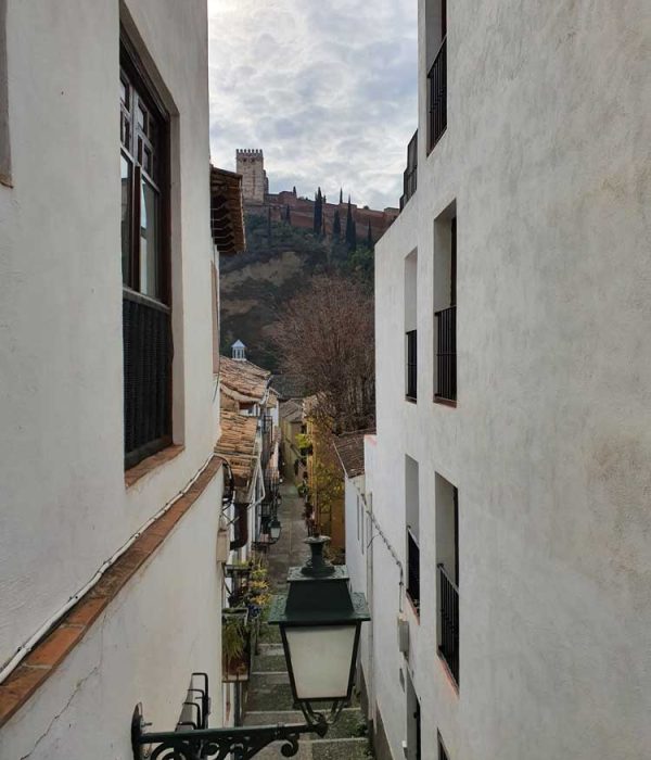 Calle Candil en el Albaicín de Granada