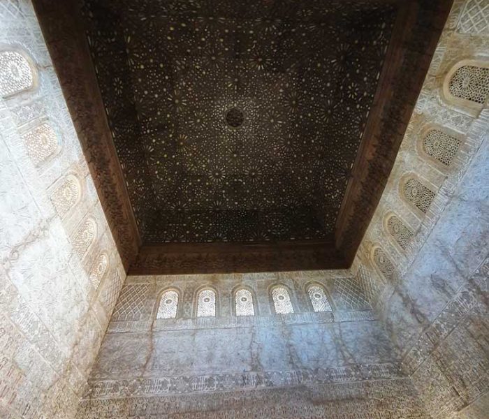 Techo de madera del Salón de los Embajadores de la Alhambra de Granada