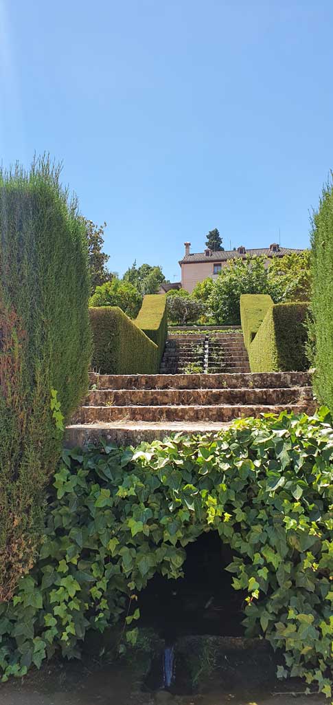Escaleras en los jardines del Partal en la Alhambra