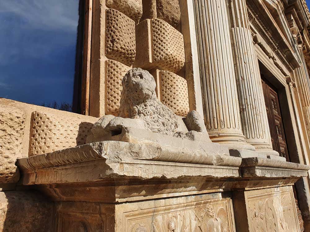 Estatua de león en el Palacio de Carlos V