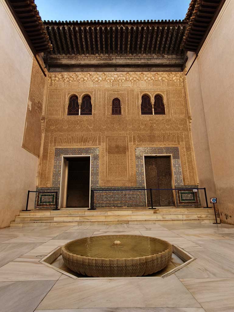 Fachada de Comares en la Alhambra de Granada