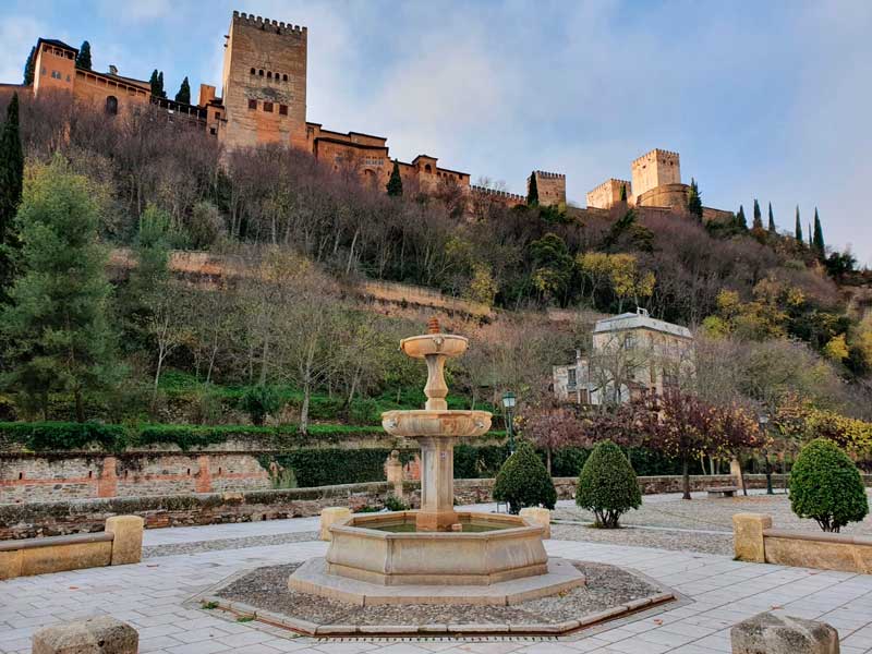 Vista de la Alhambra desde la fuente del Paseo de los Tristes en el barrio del Albaicín en Granada