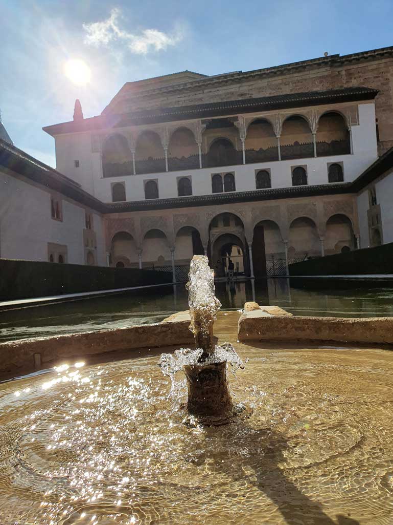 Surtidor de agua del Patio de los Arrayanes de la Alhambra