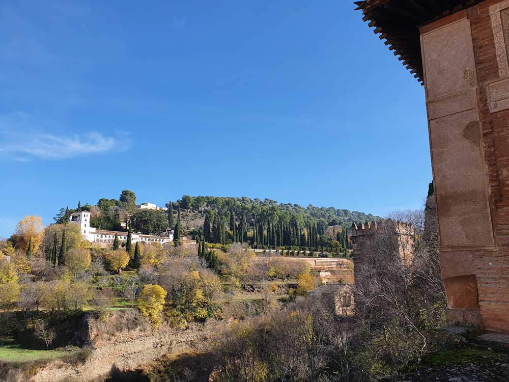 Vistas del Generalife desde el oratorio del Partal de la Alhambra