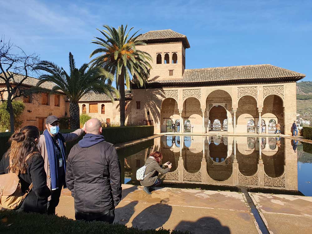 Guía oficial de la Alhambra explicando el Palacio del Partal
