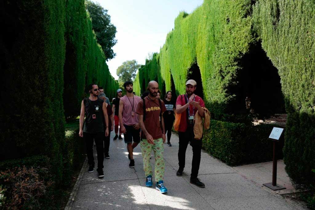Guía oficial en Granada explicando la Alhambra a un grupo de personas