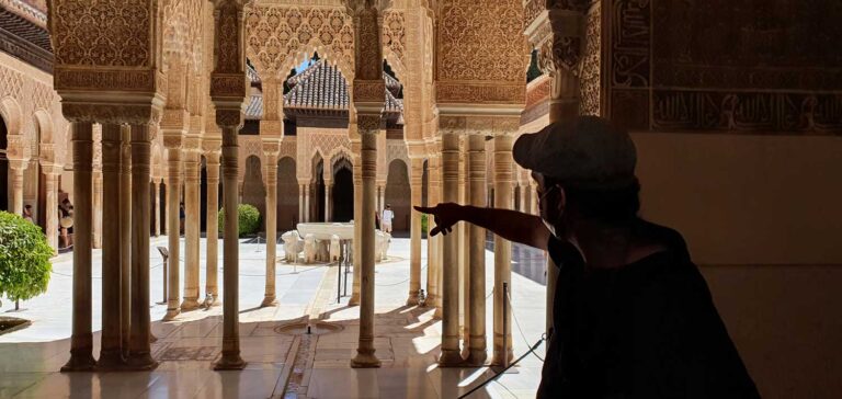Guía oficial explicando el Patio de los Leones en una visita guiada en la Alhambra de Granada