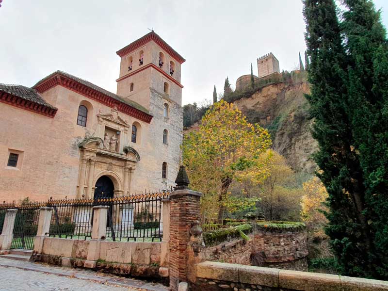 Iglesia de Santa Ana con la Alhambra de Granada de fondo