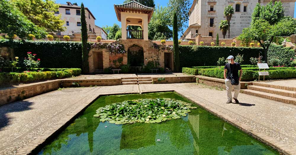 Guía de la Alhambra paseando por los Jardines del Partal