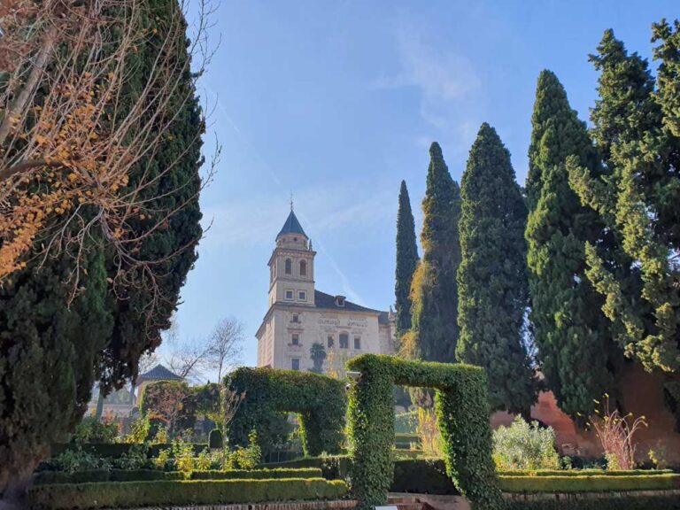 Jardines del Partal con la Iglesia de Santa María de la Alhambra al fondo