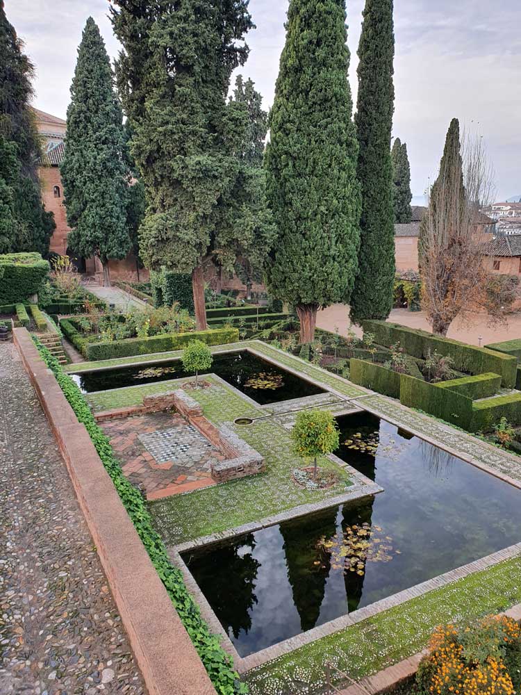 Albercas y jardines en el Partal en la Alhambra