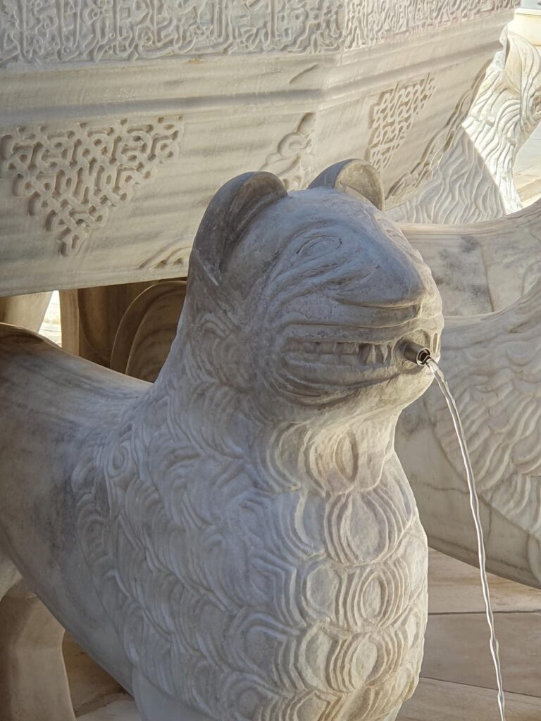 Uno de los 12 leones de mármol de la Fuente de los Leones de la Alhambra