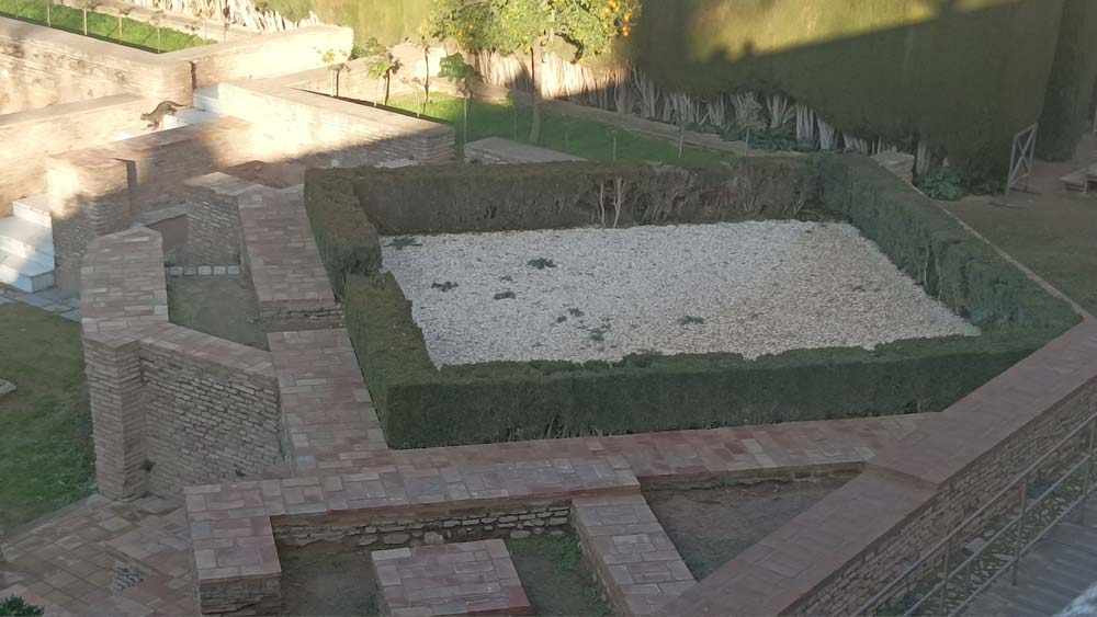 Restos de la mezquita en el Patio de la Mezquita o la Madraza en la Alhambra