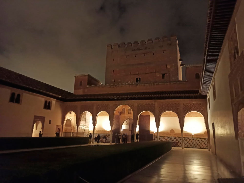 Patio de los Arrayanes de la Alhambra iluminado por la noche