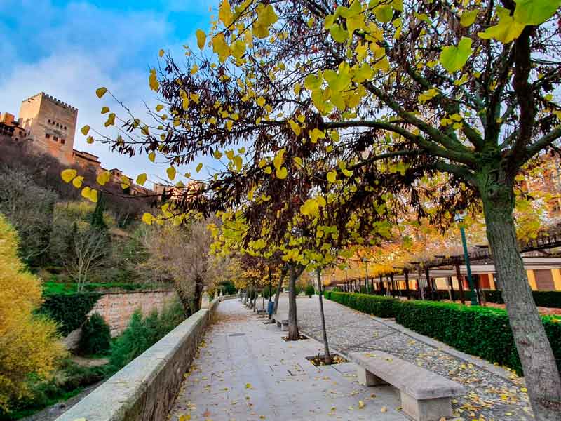 Paseo de los Tristes de Granada con la Alhambra al fondo
