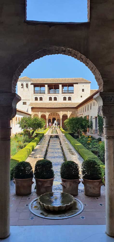 Patio de la Acequia en el Generalife de la Alhambra de Granada