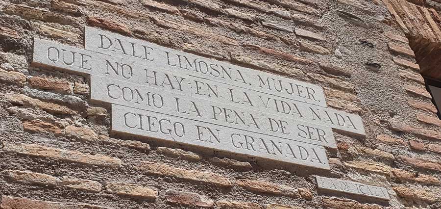 Placa con una famosa frase de Francisco de Icaza en la alcazaba de la Alhambra