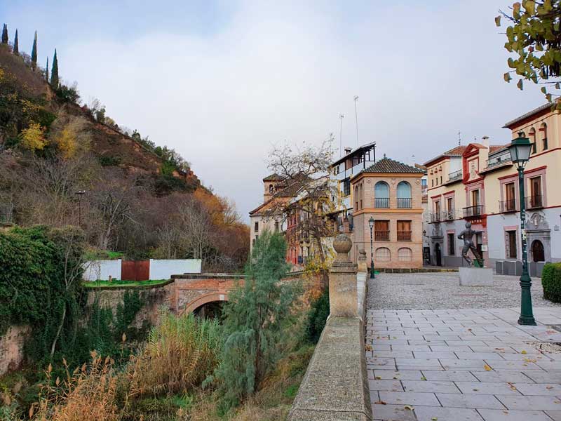 Paseo de los Tristes en Granada con el puente de las Chirimías al fondo