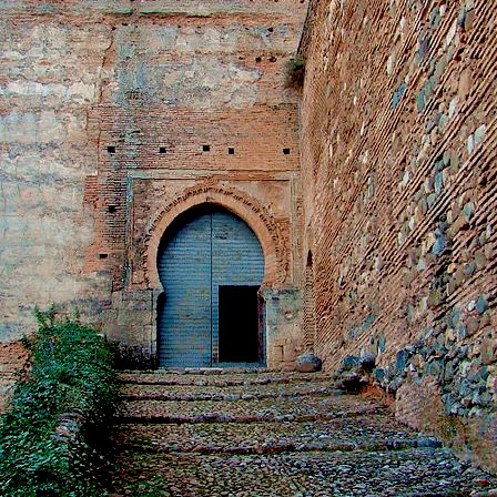 Puerta de las Armas en la torre del mismo nombre. Alcazaba de la Alhambra