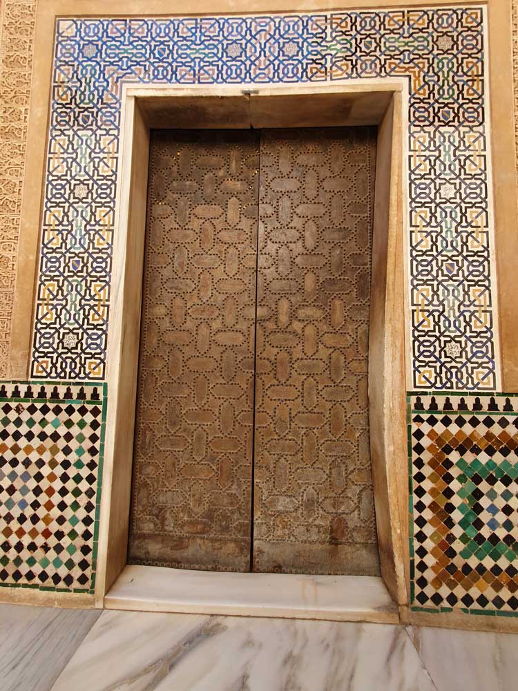 Puerta de la Fachada de Comares en los Palacios Nazaríes de la Alhambra