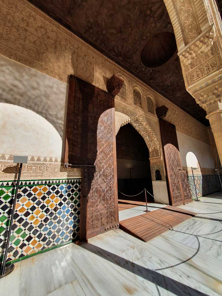 Puerta de acceso en el Palacio de Comares de la Alhambra