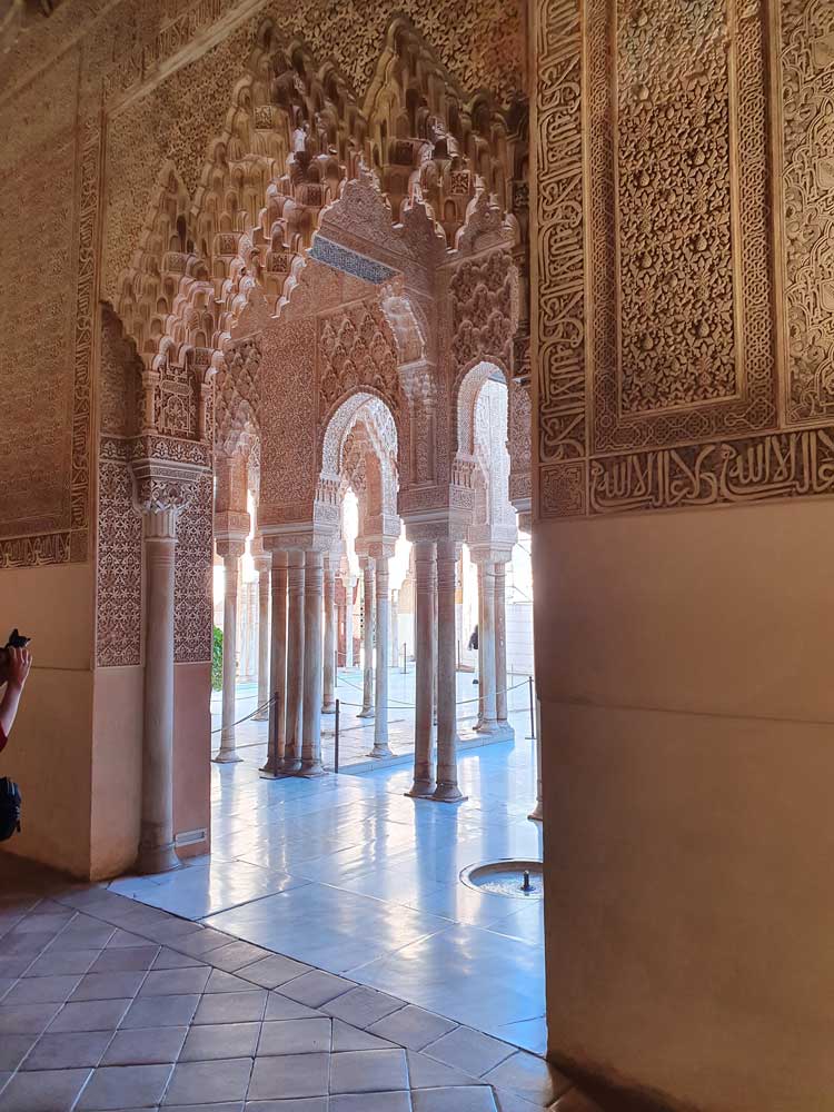 Puerta de salida de la Sala de los Mocárabes en la Alhambra