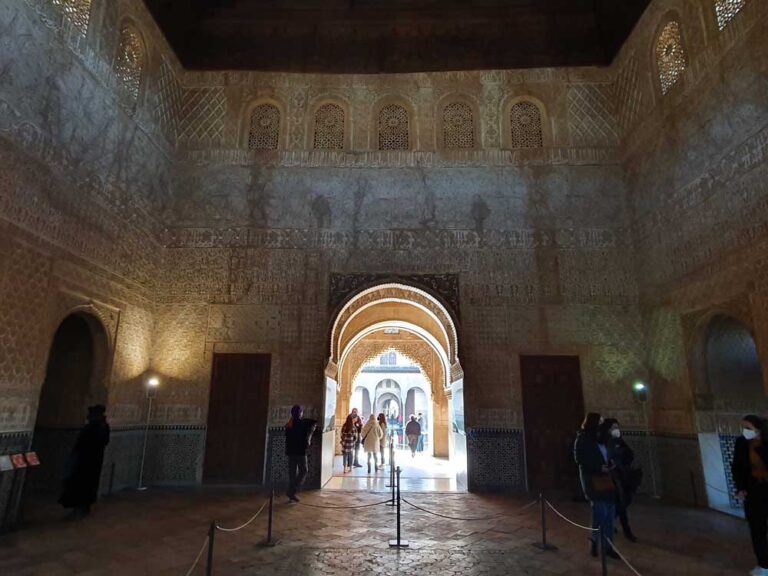 Interior del Salón de los Embajadores en el Palacio de Comares de la Alhambra