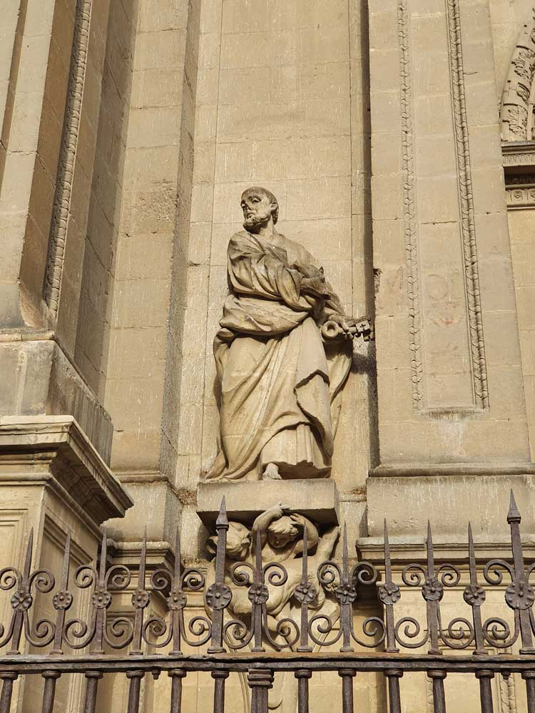 Estatua de San Pedro de la fachada de la catedral de Granada