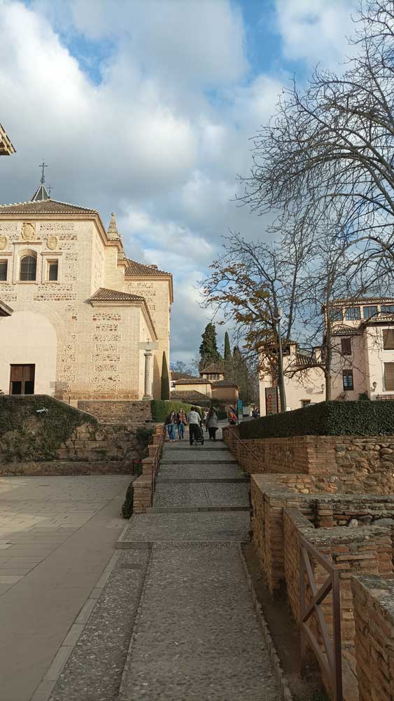 Iglesia de Santa María de la Alhambra y Calle Real Alta