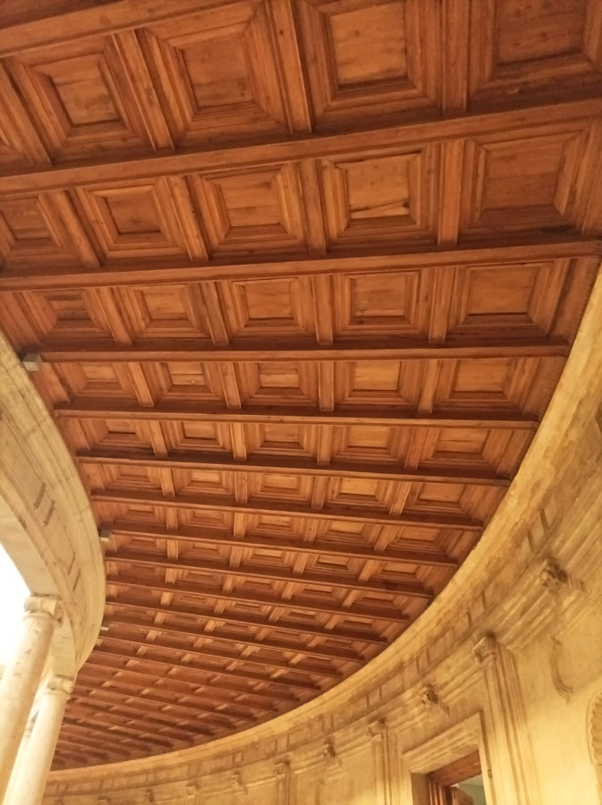 Techo de madera de los pasillos circulares en el Palacio de Carlos V situado en la Alhambra de Granada