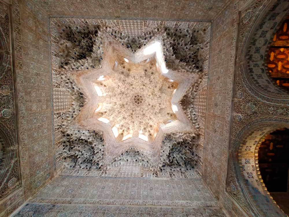 Techo de mocárabes de la Sala de los Reyes en el Palacio de los Leones de la Alhambra