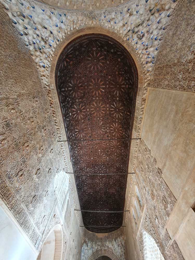 Techo de madera de la Sala de la Barca en la Alhambra